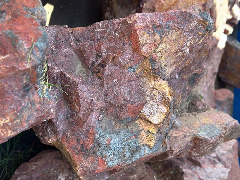 Камни для ландшафтного дизайна красно-фиолетовые 10-60 килограмм купить в Тюмени