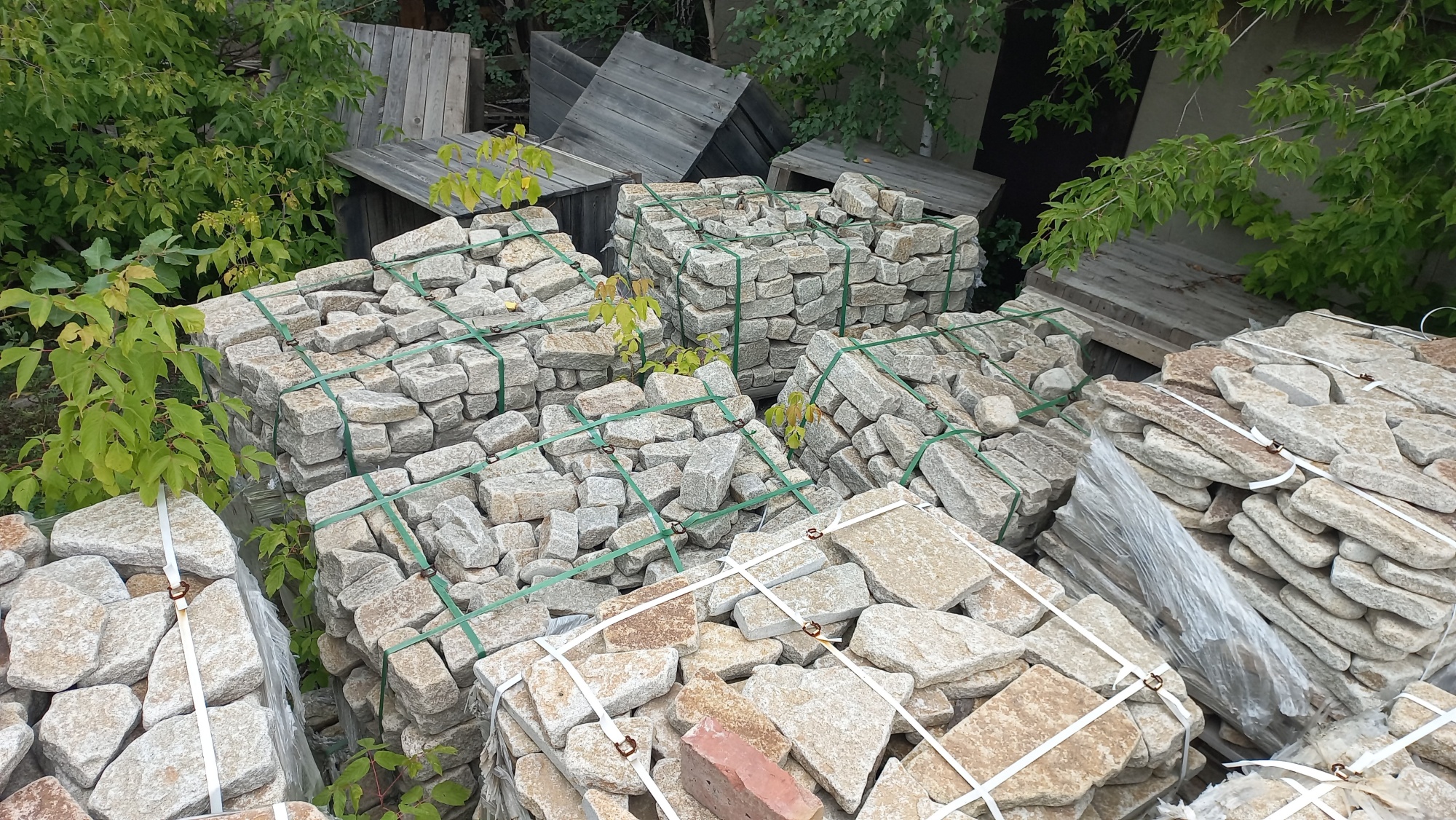 Плитняк галтованный гранитный для ландшафтного дизайна купить в Тюмени