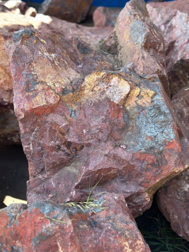 Камни для ландшафтного дизайна красно-фиолетовые 10-60 килограмм купить в Тюмени