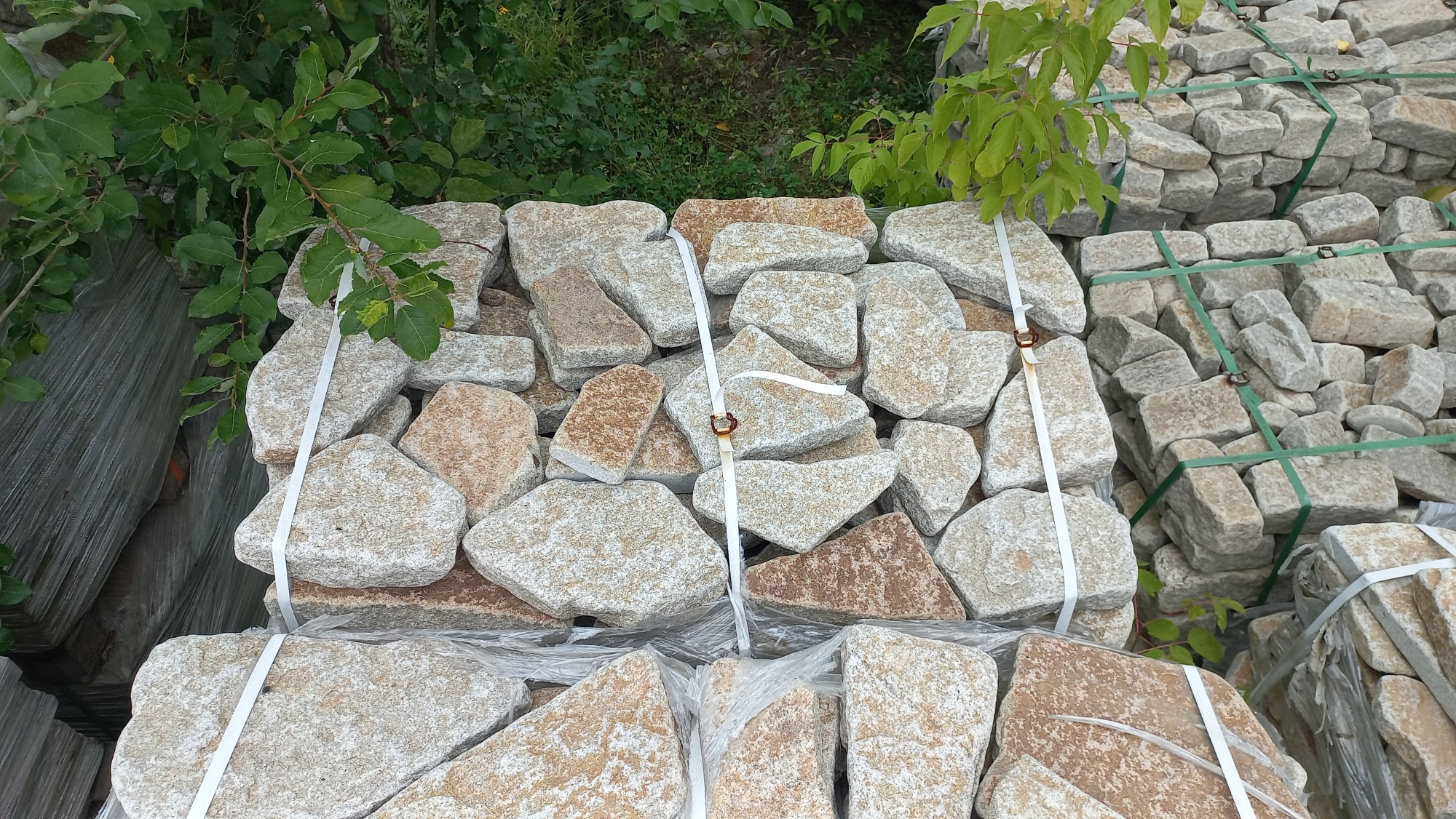 Плитняк галтованный гранитный для ландшафтного дизайна купить в Тюмени