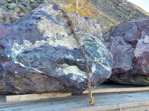 Огромные красно-фиолетовые валуны для ландшафтного дизайна весом более 5 тонн купить в Тюмени