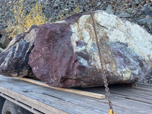 Огромные красно-фиолетовые валуны для ландшафтного дизайна весом более 5 тонн купить в Тюмени