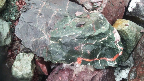 Гигантские зелёные валуны для ландшафтного дизайна весом более 5 тонн купить в Тюмени