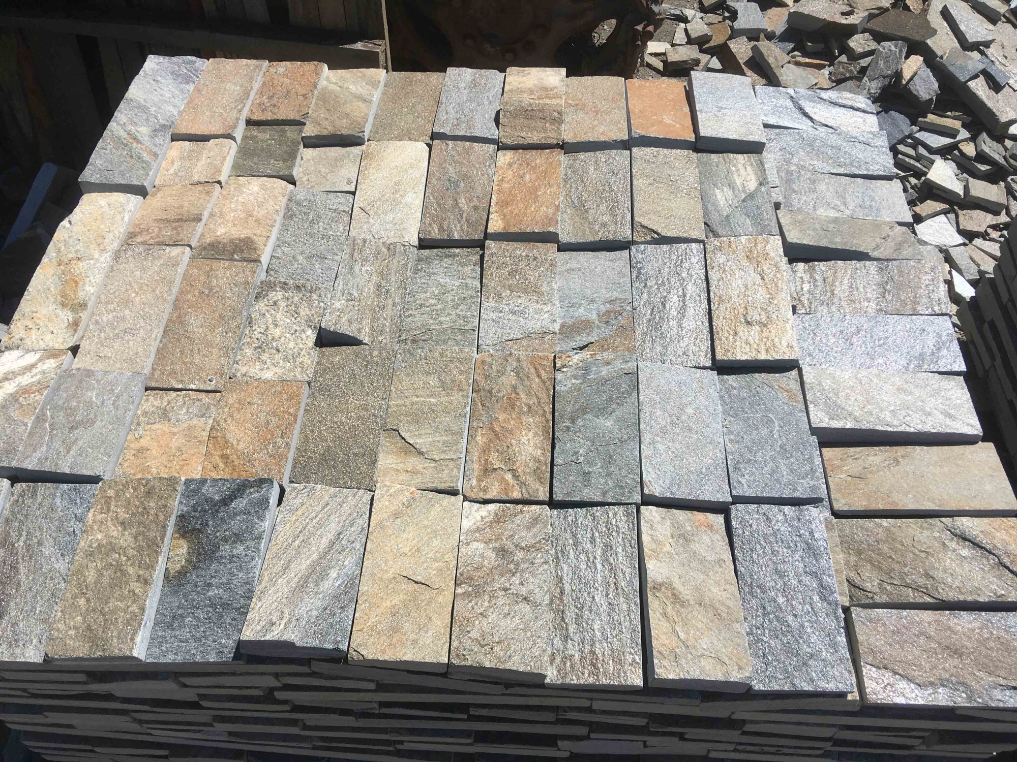 Плитка пилёная златолит Уральский для фасада купить в Тюмени