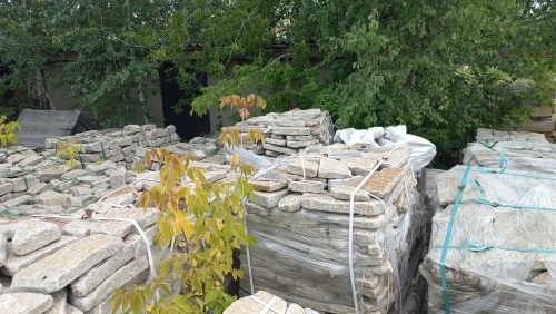 Плитняк галтованный гранитный для ландшафтного дизайна купить в Тюмени