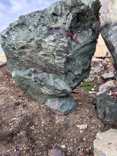 Гигантские зелёные валуны для ландшафтного дизайна весом более 5 тонн купить в Тюмени