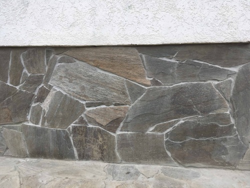 Плитняк златолит Уральский для цоколя, отмостки купить в Тюмени