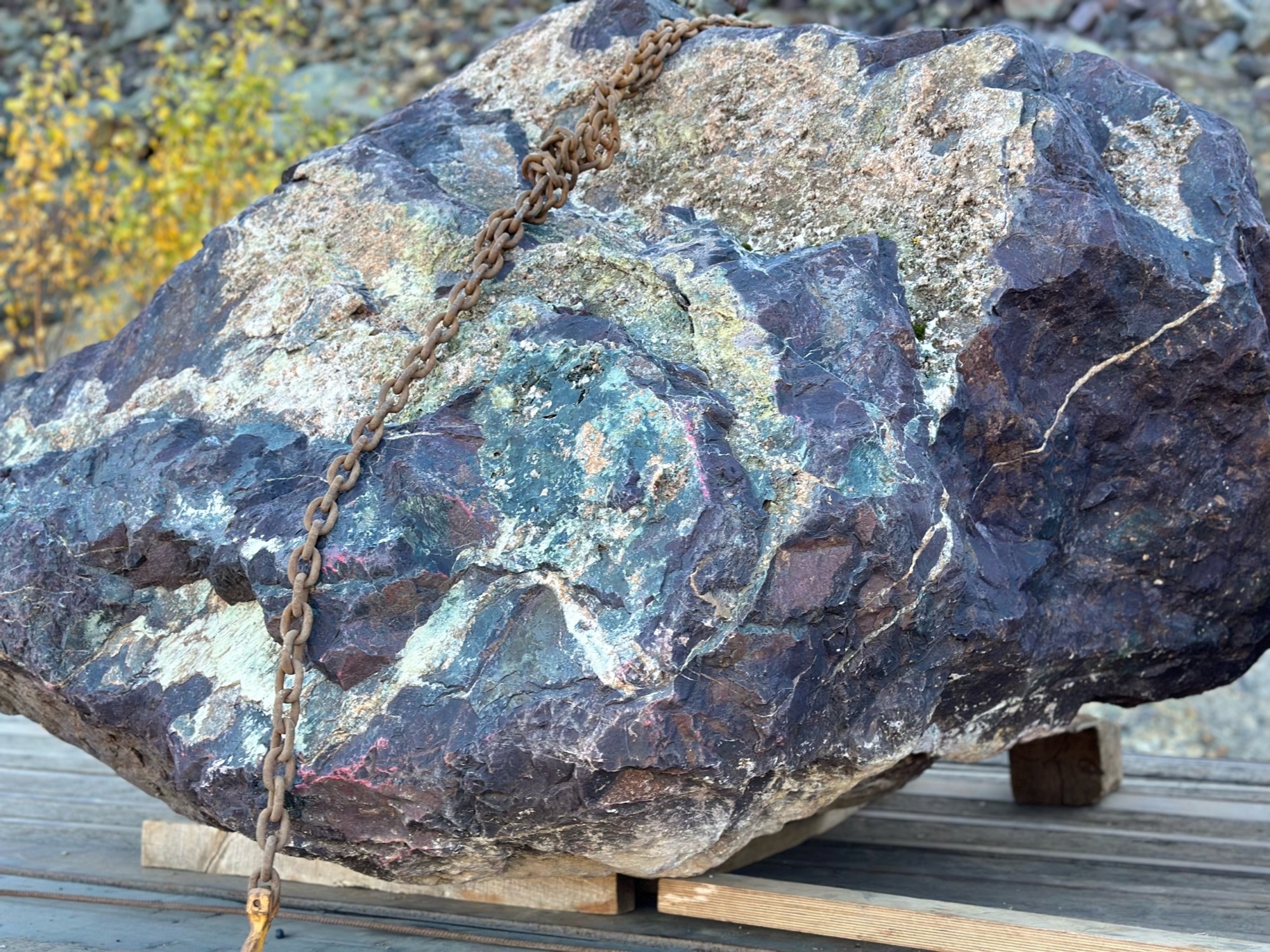 Огромные красно-фиолетовые валуны для ландшафтного дизайна весом более 5 тонн купить в Тюмени