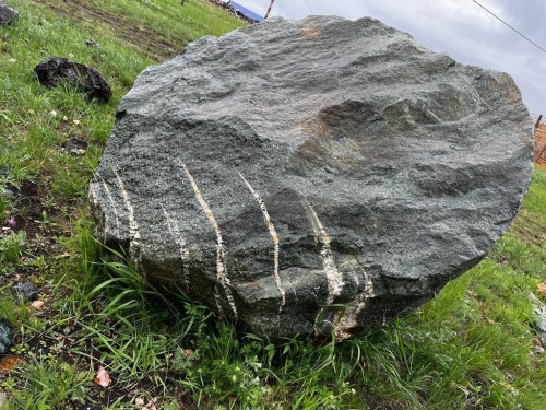 Гигантские зелёные валуны для ландшафтного дизайна весом более 5 тонн купить в Тюмени