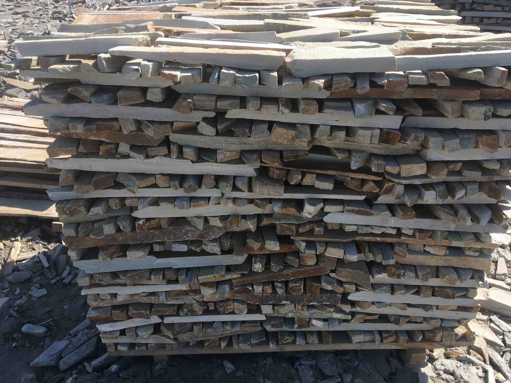 Горбушка златолит золотистый для облицовки купить в Тюмени