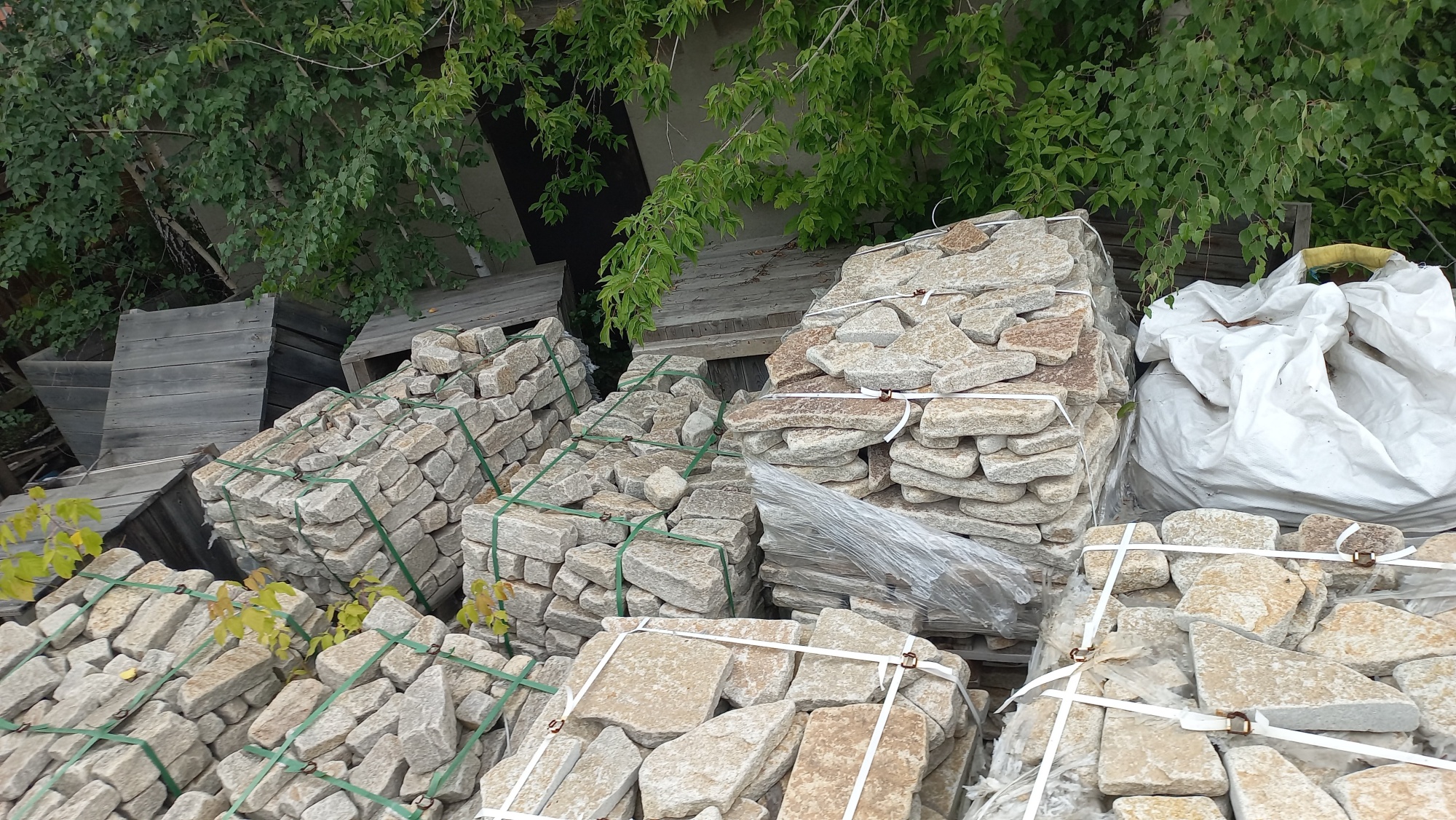 Плитняк гранитный галтованный купить в Тюмени