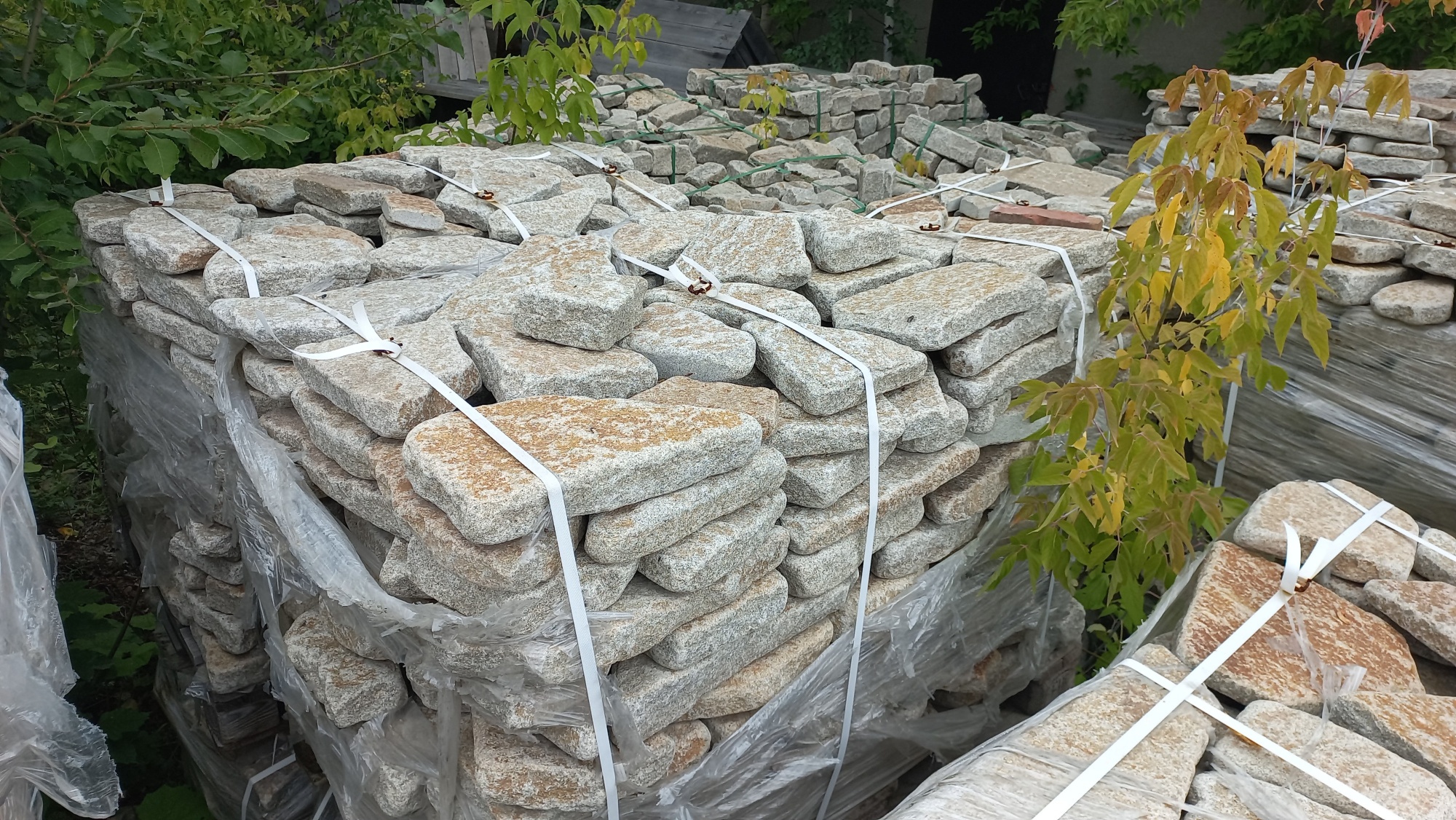 Плитняк галтованный гранитный для ландшафтного дизайна купить в Тюмени