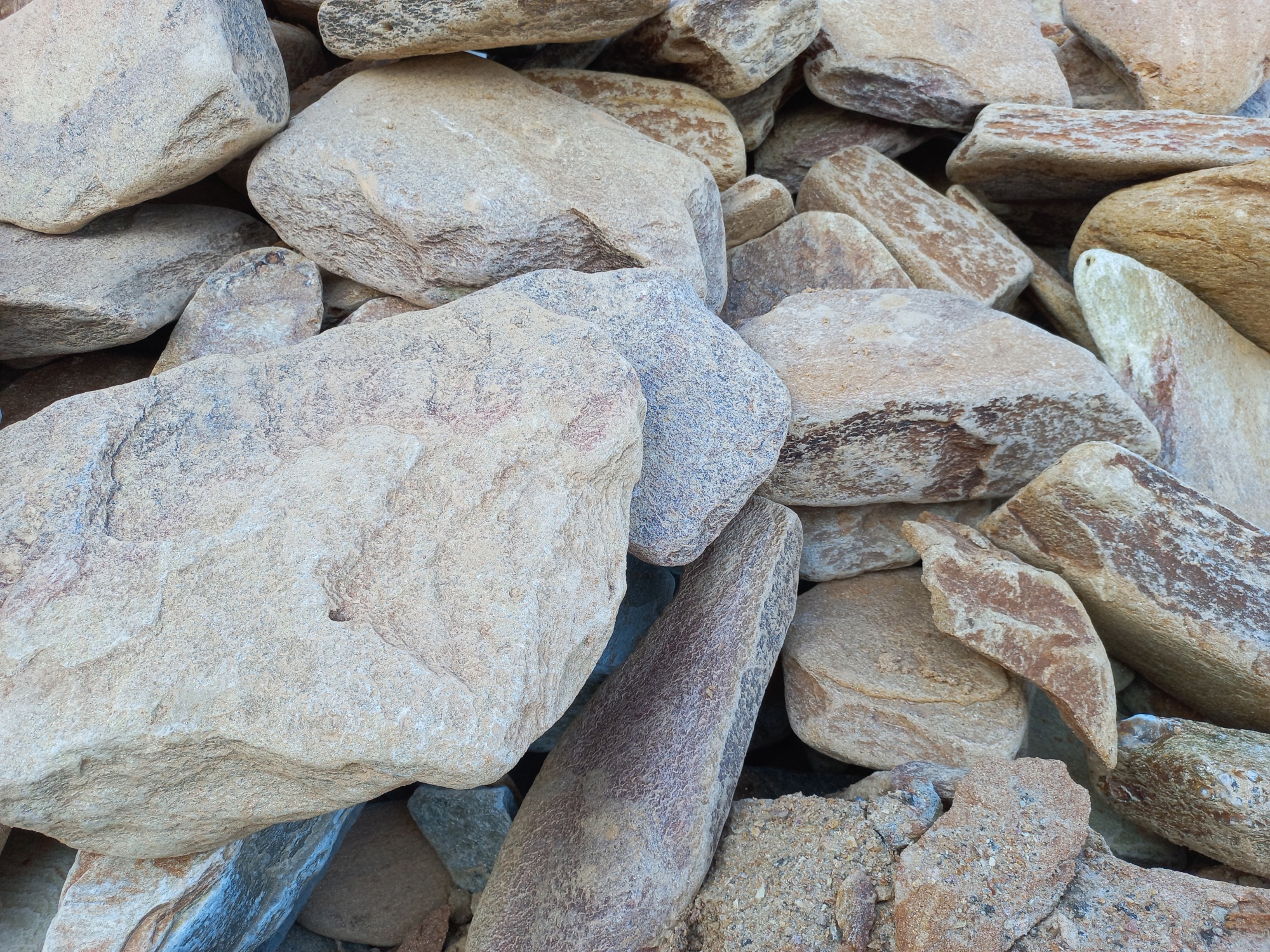 Златолит жёлтый, жёлто-зелёный глыбки и валуны для ланшафтного дизайна купить в Тюмени