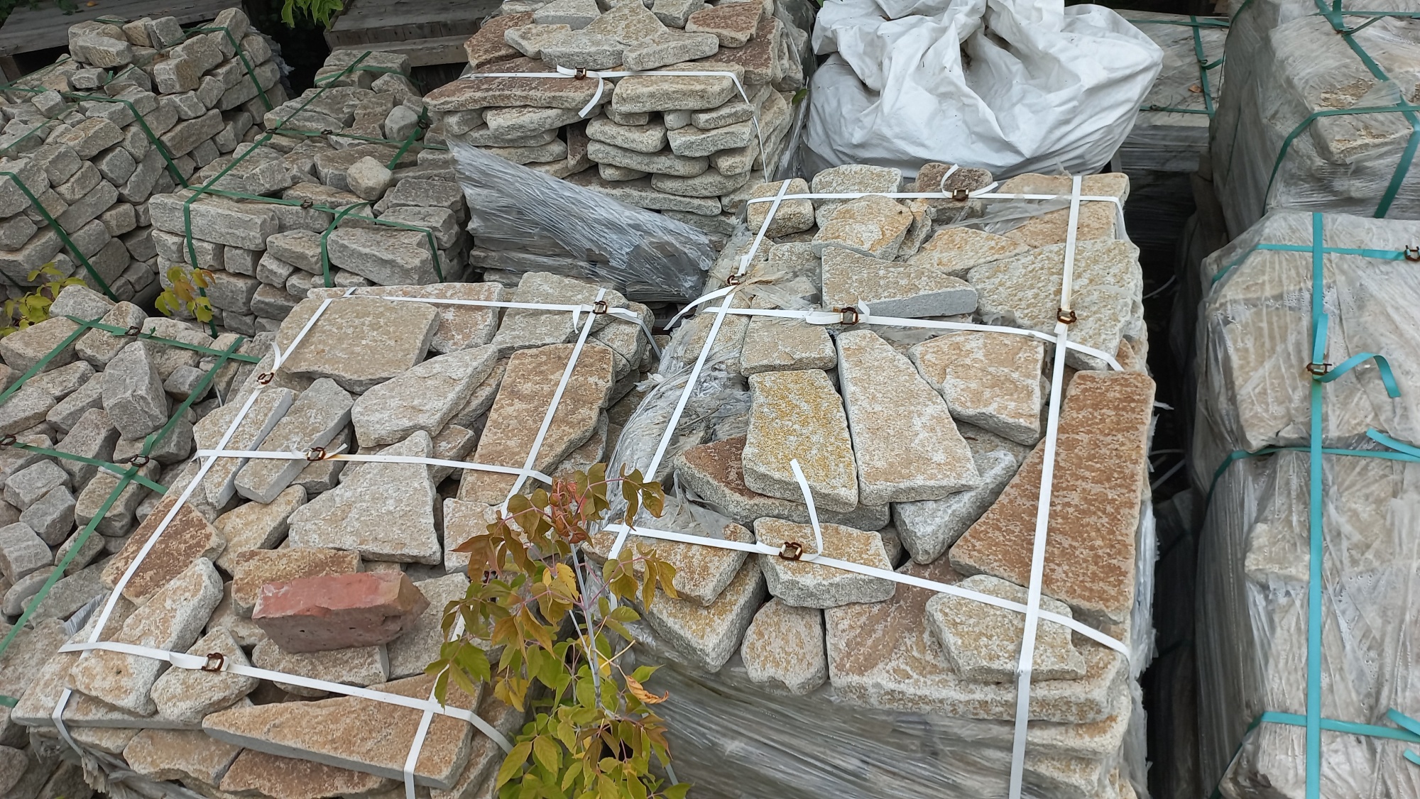 Плитняк гранитный галтованный купить в Тюмени