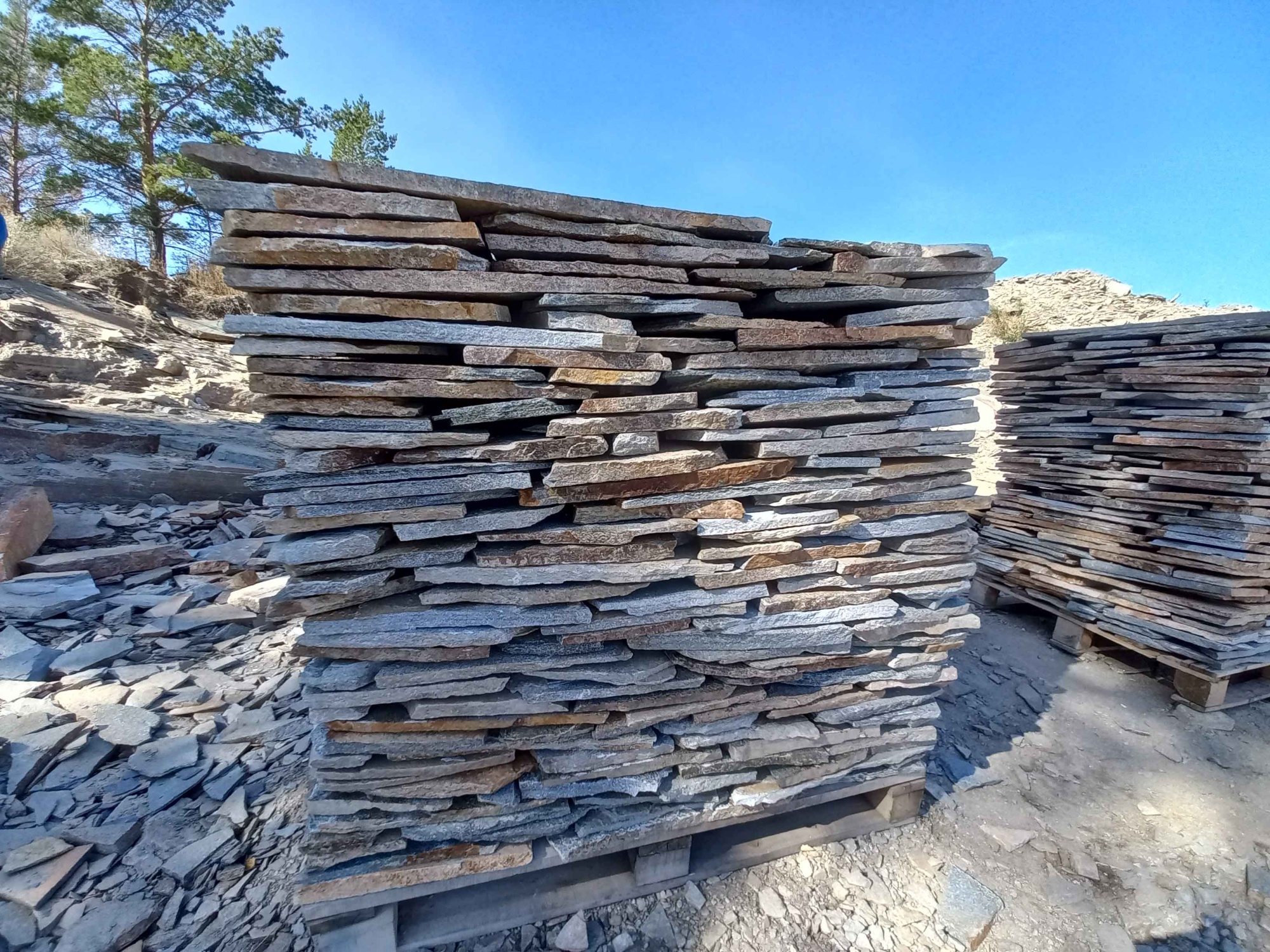 Плитняк златолит серебристый для фасада купить в Тюмени