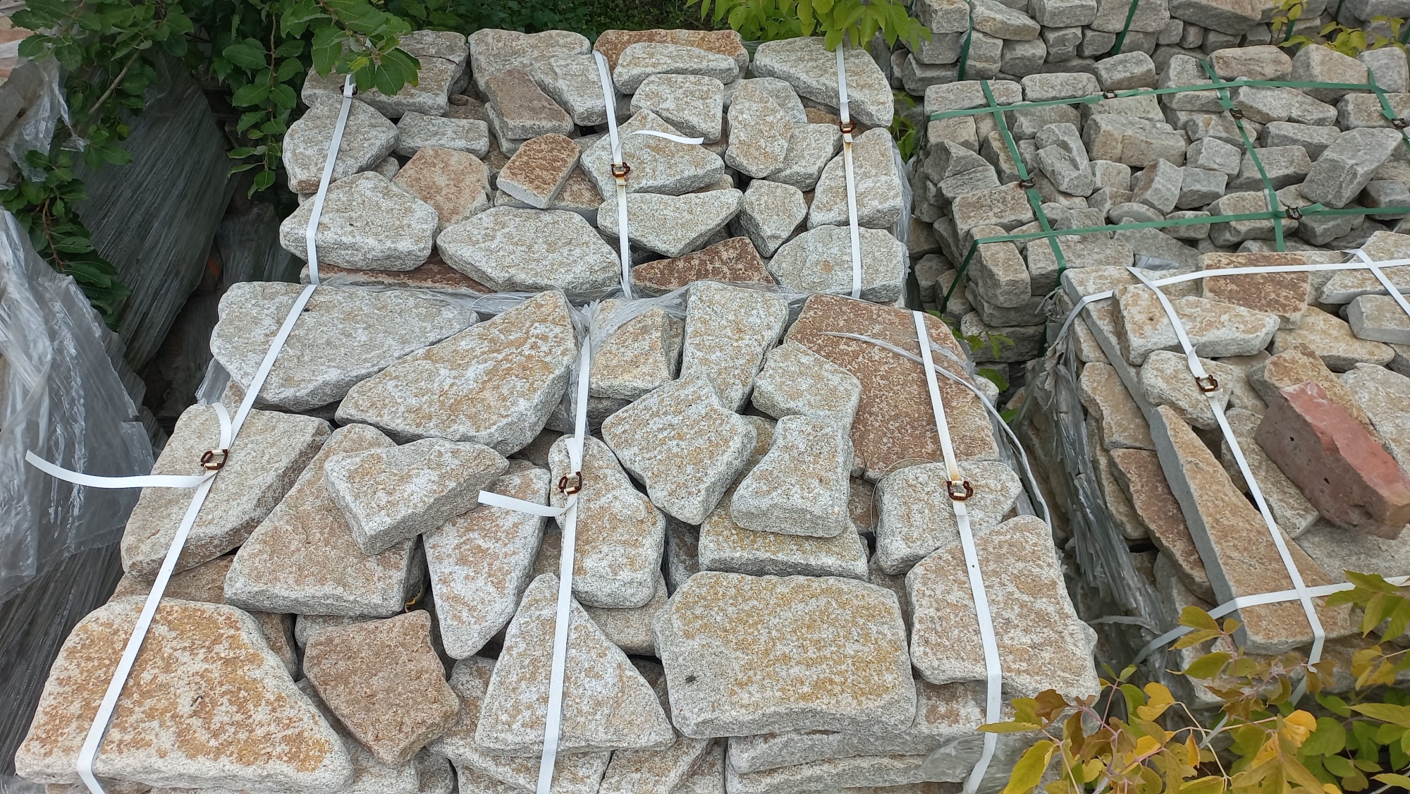 Гранитный плитняк галтованный для мощения купить в Тюмени