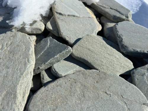 Плитняк златолит зелёный галтованный для цоколя купить в Тюмени