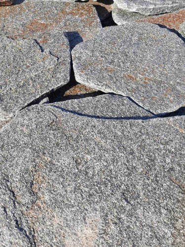 Златолит серебристый галтованный для лестниц купить в Тюмени