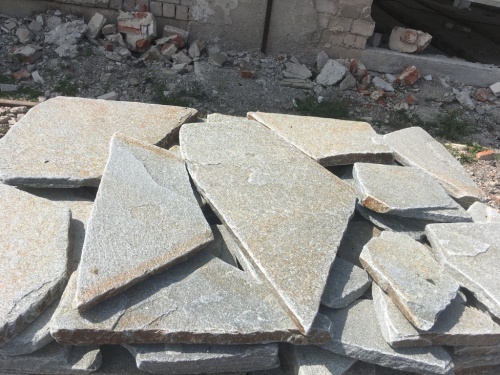 Златолит серебристый галтованный для лестниц купить в Тюмени